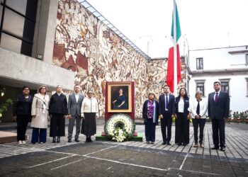 En un acto de justicia, la Bandera Nacional se iza a media asta en honor al legado de Sara Pérez Romero, primera dama de la Revolución.