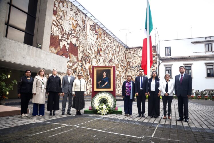En un acto de justicia, la Bandera Nacional se iza a media asta en honor al legado de Sara Pérez Romero, primera dama de la Revolución.