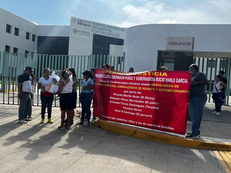 En Coatzacoalcos manifestantes reciben a la presidenta Claudia Sheinbaum y a la gobernadora de Veracruz, Rocío Nahle.