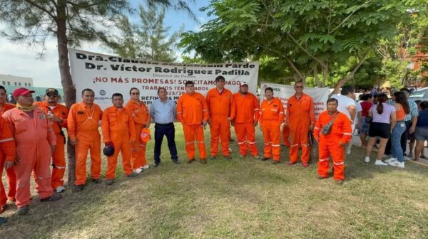 De manera clasista e incluso elitista, los agentes de seguridad impidieron cualquier acceso o acercamiento de personas con ropa de Pemex o aspecto de pescador al inmueble.