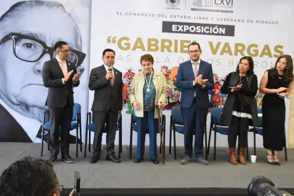 La hija de Gabriel Vargas, autor de La Familia Burrón, Graciela Vargas Ortiz fue la portadora de la medalla y del diploma que honra el legado del artista hidalguense.