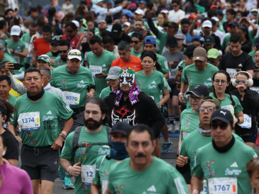 Miles de personas salieron a las calles para participar en el Medio Maratón de la Ciudad de México.