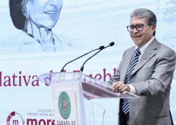 “Ya llegó el que andaba ausente”, expresó el líder de los diputados de Morena, Ricardo Monreal a sus detractores por sus vacaciones en Europa.