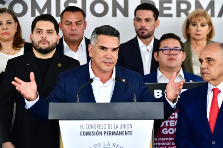 Dirigencia del PRI denuncia ante la FGR a gobernadores y a Adán Augusto por presuntos nexos con crimen organizado.