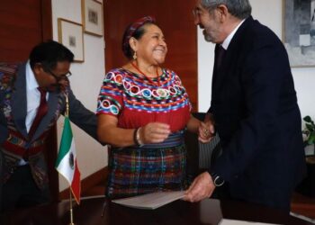 La activista guatemalteca y Premio Nobel de la Paz, Rigoberta Menchú Tum, recibió la carta de naturalización.