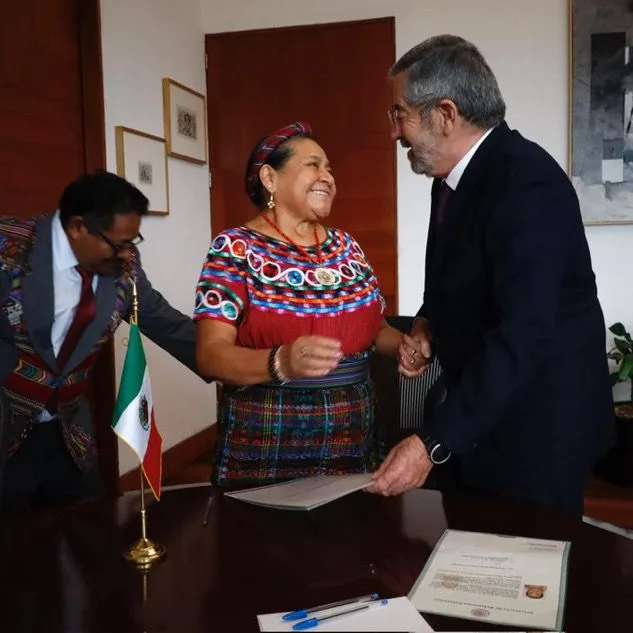 La activista guatemalteca y Premio Nobel de la Paz, Rigoberta Menchú Tum, recibió la carta de naturalización.