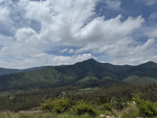 En la Sierra de Guadalupe, el punto más alto, el Picacho de Moctezuma, alcanza unos impresionantes 3 mil 055 metros sobre el nivel del mar, desde donde se aprecian panorámicas espectaculares del valle circundante .