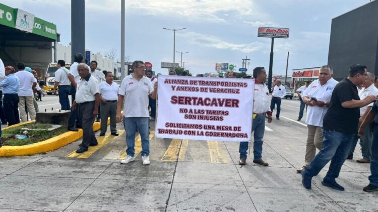 Taxistas rechazan tarifas de gobierno de Veracruz. Los trabajadores del volante explotaron contra las tarifas impuestas