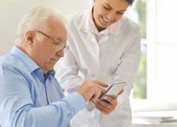 Los Adultos mayores, Inteligencia Artifical ayuda a que estén conectados. AMEXI Foto Canva