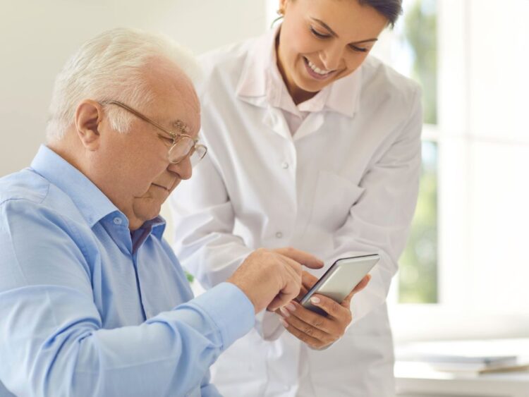 Los Adultos mayores, Inteligencia Artifical ayuda a que estén conectados. AMEXI Foto Canva