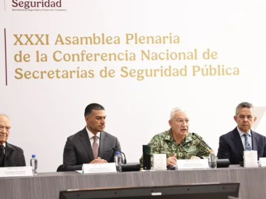 Alejandro Gertz Manero, Omar García Harfuch y Ricardo Trevilla, en la XXXI Asamblea Plenaria de la Conferencia Nacional de Secretarías de Seguridad Pública. 27 de agosto de 2025. Foto SNSP