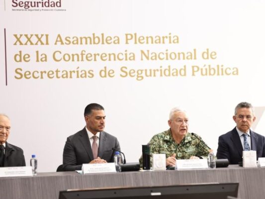 Alejandro Gertz Manero, Omar García Harfuch y Ricardo Trevilla, en la XXXI Asamblea Plenaria de la Conferencia Nacional de Secretarías de Seguridad Pública. 27 de agosto de 2025. Foto SNSP
