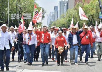 Alejandro Moreno marcha con priistas, luego de su altercado con Fernández Noroña