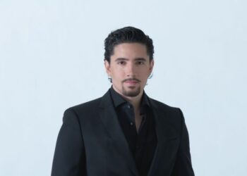 Álex Fernández celebra su nominación en los Premios Juventud | AMEXI/ FOTO: Cortesía