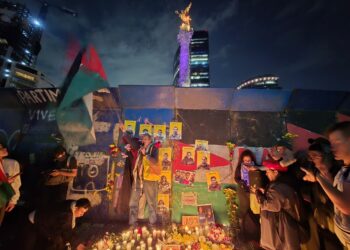 Velada contra asesinato de periodistas palestinos, frente al Ángel