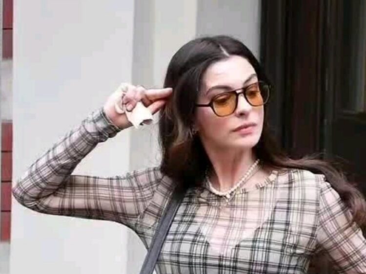 Anne Hathaway sufre aparatosa caída en rodaje de “El diablo viste a la moda 2” | AMEXI/FOTO: RRSS