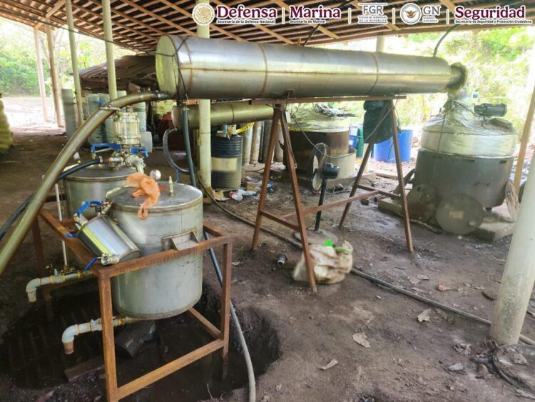 Fuerzas federales aseguran 2.5 toneladas de metanfetamina, laboratorio y bodega en Chiapas y Guerrero