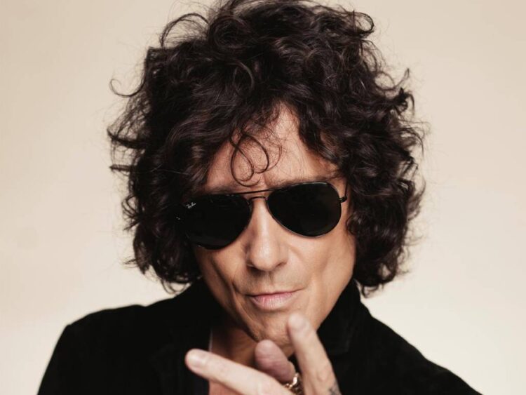 En su renacer creativo, Enrique Bunbury recibe premio especial del Latin Grammy
