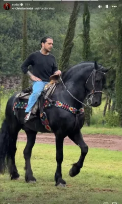 Ángela Aguilar enseña a cabalgar a Christian Nodal | AMEXI/FOTO: IG @angelaaguilar