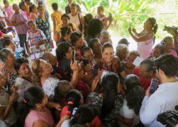 Desde Guerrero, Sheinbaum ofrece créditos a la palabra a las artesanas