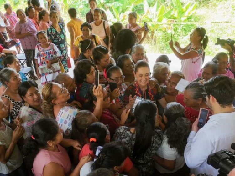 Desde Guerrero, Sheinbaum ofrece créditos a la palabra a las artesanas