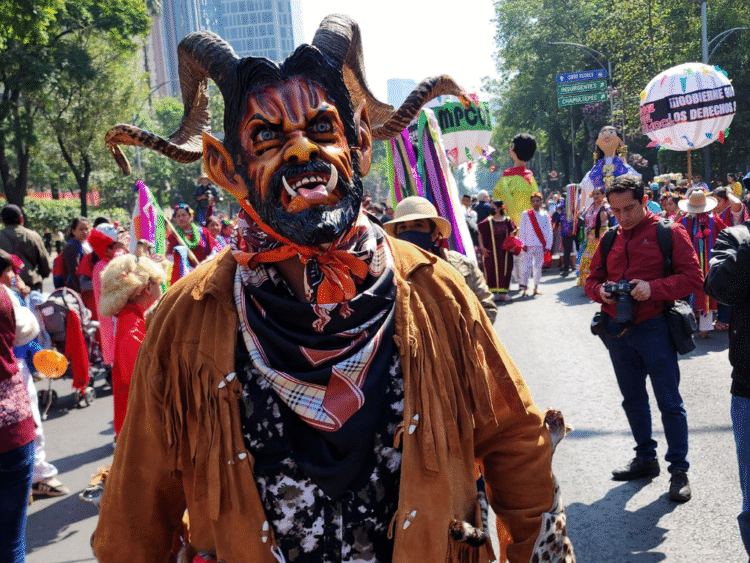 La Danza de los Diablos, uno de los bailes tradicionales de la Mixteca oaxaqueña, participó en la megacalenda de la CDMX
