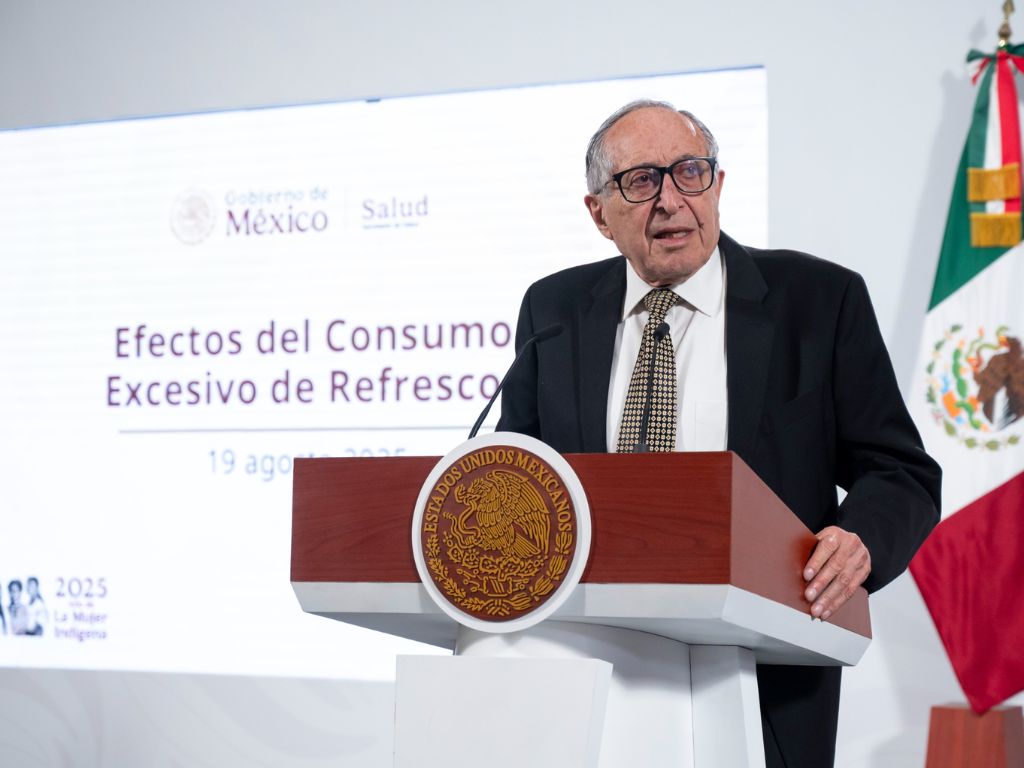 David Kershenobich Stalnikowitz, secretario de Salud, habla de los daños que causa el consumo de refrescos y bebidas azucaradas. Conferencia del 19 de agosto de 2025. Foto Presidencia