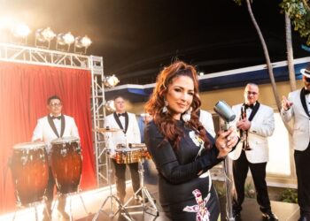 Gloria Estefan celebra nuevo #1 en Billboard Tropical con “La Vecina” ( No Se Na)