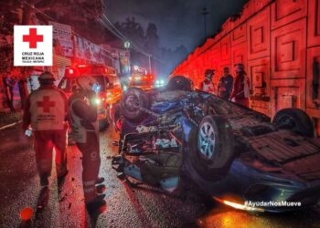 Edomex. Vehículo cae de un puente de Paseo Tollocan y deja un muerto y un herido. Foto Cortesía Cruz Roja Mexicana