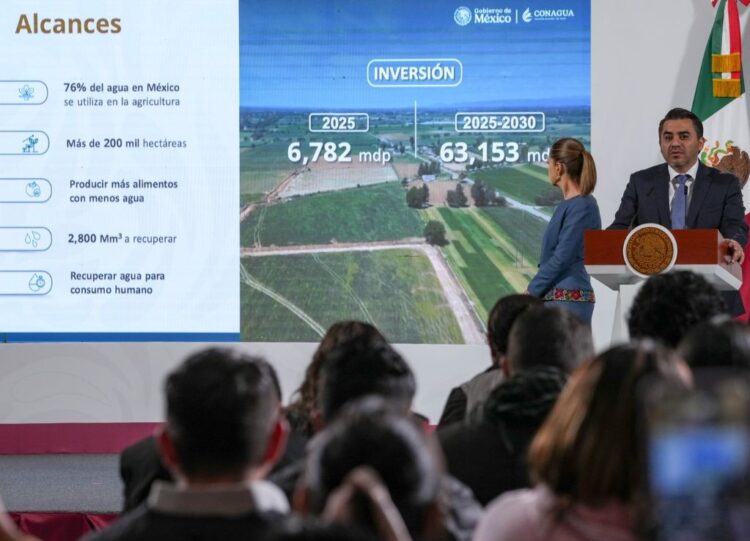 Efraín Morales, director de la Conagua, habla de los avances del Programa Nacional de Tecnificación del Campo, en la conferencia del 20 de agosto de 2025. Foto Presidencia
