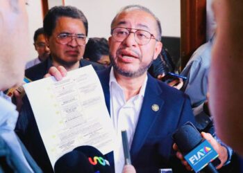 Eric Flores. Estudiando el expediente. AMEXI