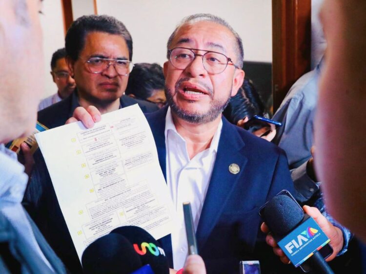 Eric Flores. Estudiando el expediente. AMEXI