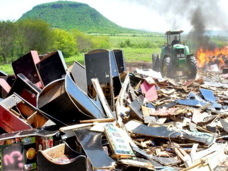 FGR destruye máquinas tragamonedas en Sinaloa. Foto FGR