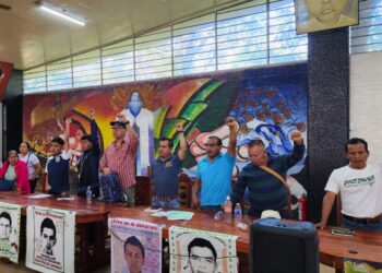 Familiares de los 43 normalistas desparecidos de Ayotiznapa preparan movilizaciones. AMEXI