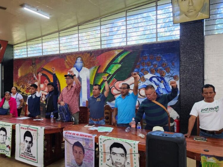 Familiares de los 43 normalistas desparecidos de Ayotiznapa preparan movilizaciones. AMEXI