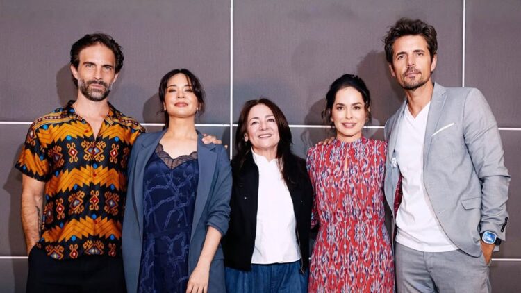 Osvaldo Benavides, Adriana Louvier, Danna García, Juan Martín Jáuregui, los protagonistas de la telenovela “Hermanas, un amor compartido” de Slilvia Cano | AMEXI/FOTO: IG @juanmartinj