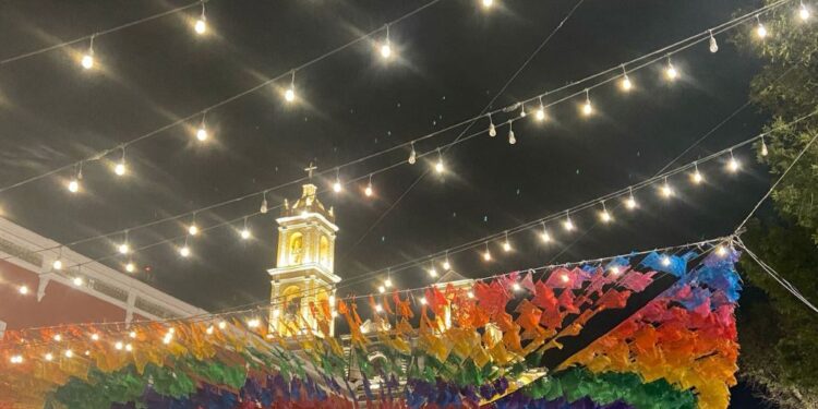 Huamantla celebra “La Noche que nadie duerme” con tapetes de aserrín y devoción