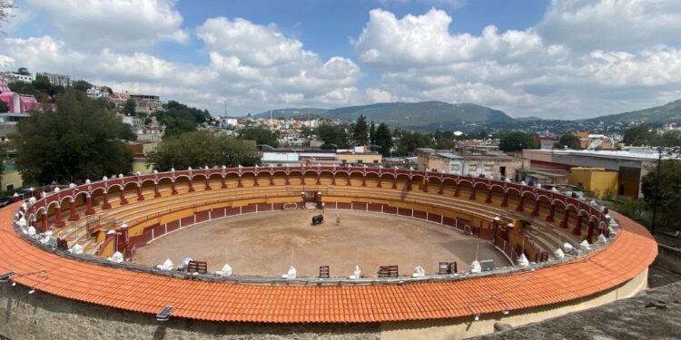 Huamantla celebra “La Noche que nadie duerme” con tapetes de aserrín y devoción