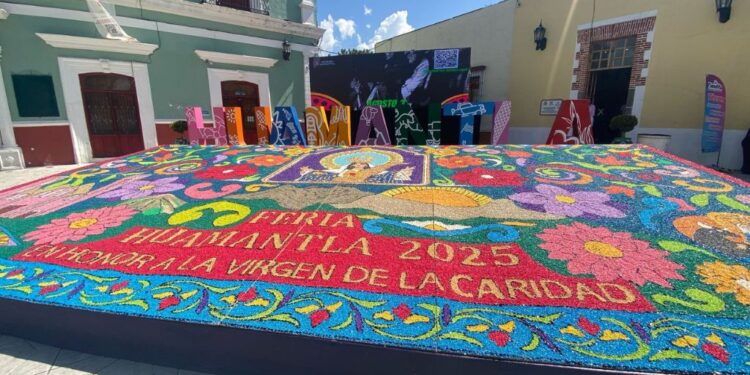 Huamantla celebra “La Noche que nadie duerme” con tapetes de aserrín y devoción