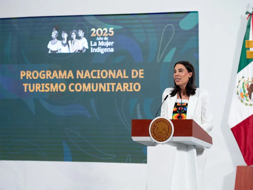 Josefina Rodríguez Zamora, titular de la Sectur, presenta el Programa Nacional de Turismo Comunitario en la mañanera del 14 de agosto de 2025. Foto Presidencia