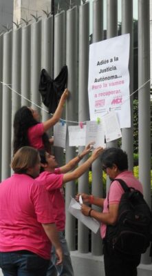 Jóvenes de SomosImpacto instalan moños negros y un tendedero con denuncias para despedir al último Poder Judicial autónomo. AMEXI Foto Cortesía SomosImpacto