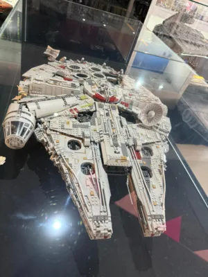 La tercera exposición transporta al visitante a otra dimensión. Bajo el título “Star Wars Experience”