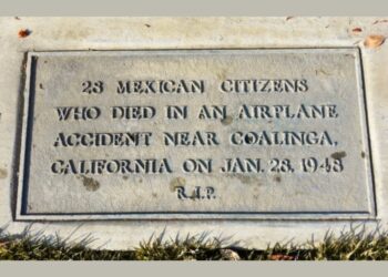 En Sacramento, la placa original en homenaje a los migrantes muertos. AMEXI