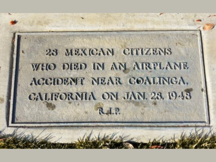 En Sacramento, la placa original en homenaje a los migrantes muertos. AMEXI