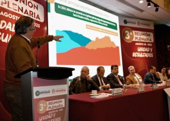 Marcelo Ebrard habla de la revisión del T-MEC, en la reunión plenaria de los diputados de Morena. AMEXI