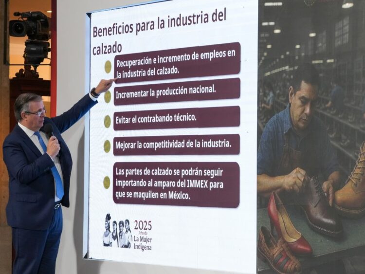 Marcelo Ebrard explica la suspensión temporal de la importación de calzado terminado, en la conferencia del 28 de agosto de 2025. Foto Presidencia