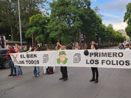 Los padres y madres de los 43 normalistas desaparecidos en Iguala, Guerrero, exigen que el ejército entregue los 800 folios que no ha entregado a la Covaj