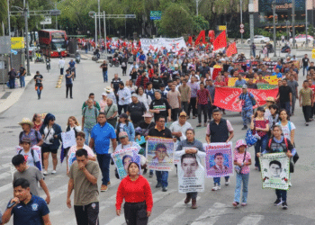 Padres y madres de los 43 normalistas de Ayotzinapa desaparecidos por el Estado Mexicano, marchan este 26 de agosto del 2025