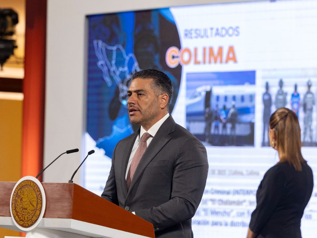 Omar García Harfuch, secretario de Seguridad y Protección Ciudadana, y la presidenta Claudia Sheinbaum en la conferencia del 27 de agosto de 2025. Foto Presidencia