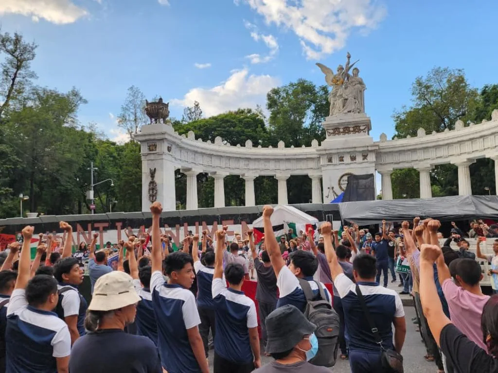 Padres de los 43 de Ayotzinapa en mitin frente al Hemiciclo a Juárez. 26 de agosto de 2025. AMEXI Foto Florentino López
